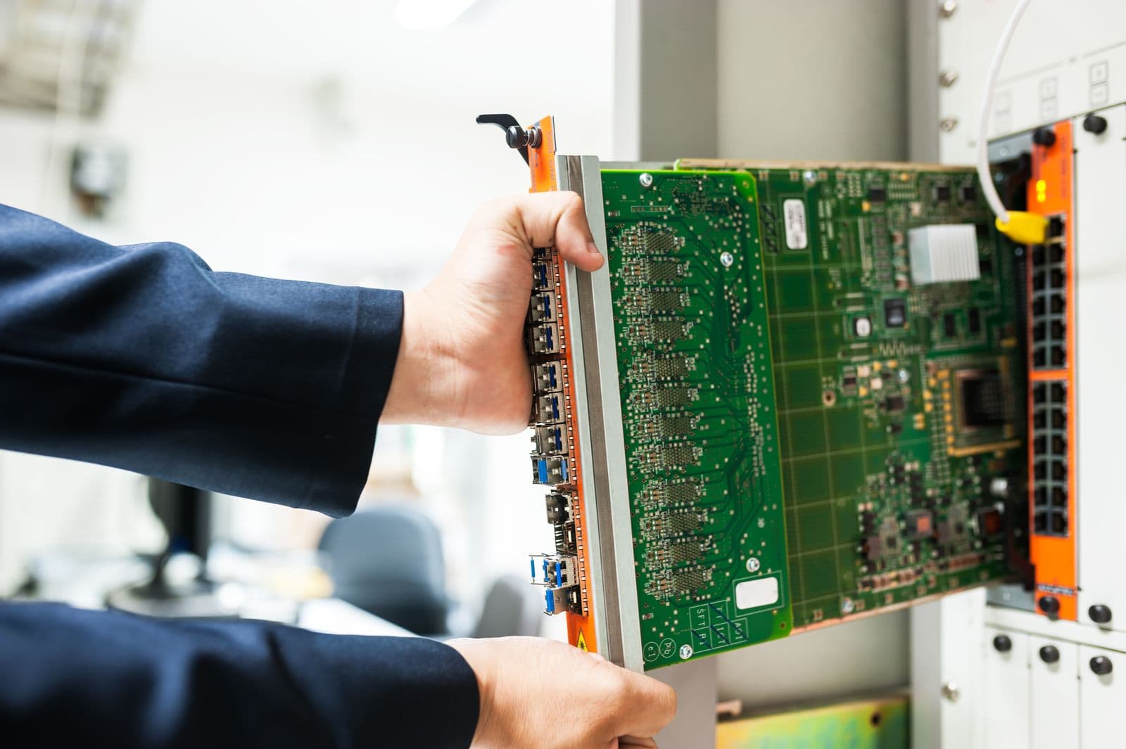 Technicien SAMTECH intervenant sur un switch réseau
